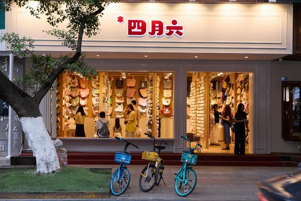 Baskets pour femme : avec quelle tenue les porter ?